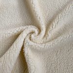 نسيج صوف أبيض ناعم من الصوف الأبيض الناعم عن قرب، نسيج مريح مع سطح مخملي ومزخرف، مثالي للبطانيات والسترات والملابس الشتوية المخصصة، ومثالي لتصنيع الزي الموحد عالي الجودة.