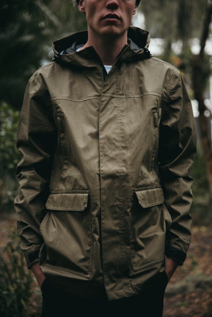 Vielseitige taktische Herren-Outdoorjacke mit mehreren Taschen, die für Strapazierfähigkeit und Komfort im Freien konzipiert ist. Perfekt für Arbeitskleidung oder Freizeitaktivitäten im Freien.