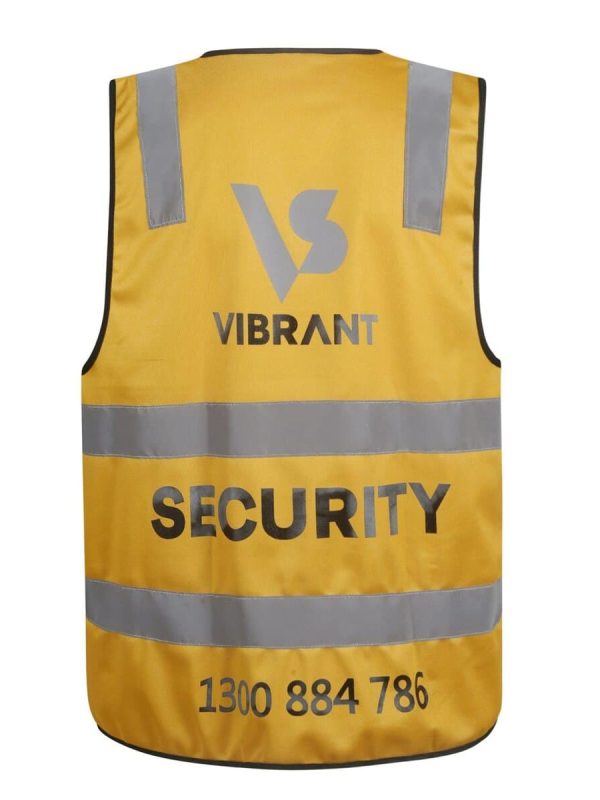Chaleco de seguridad amarillo de alta visibilidad con bandas plateadas reflectantes, logotipo personalizado y número de contacto para seguridad e identificación en entornos profesionales.