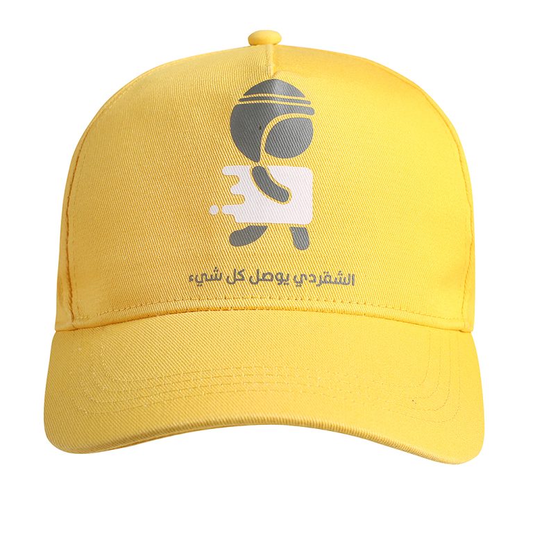 Gorra de béisbol amarilla con logotipo personalizado y texto en árabe, perfecta para uniformes promocionales y marca de ropa de trabajo.