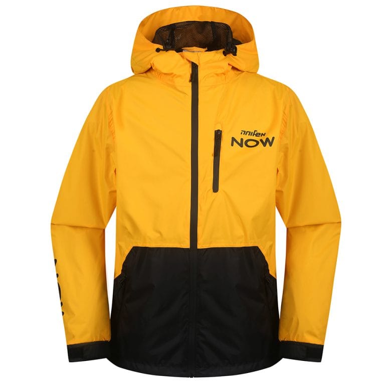 Chaqueta impermeable personalizable de color amarillo brillante y negro con capucha, diseñada para el trabajo en exteriores y la seguridad, con múltiples bolsillos y puños ajustables para la ropa de uniforme industrial.
