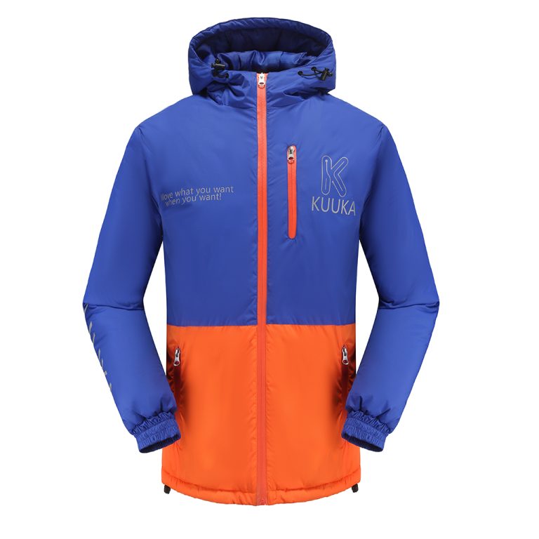 Chaqueta deportiva personalizada azul y naranja brillante con capucha, logotipo y varios bolsillos con cremallera, diseñada para actividades al aire libre y uniformes corporativos de un fabricante chino de confianza.