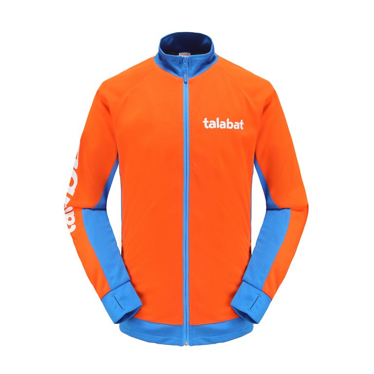 Chaqueta deportiva personalizada de color naranja brillante y azul con la marca Talabat, diseñada para una gran visibilidad y comodidad, ideal para uniformes corporativos y atuendos de trabajo al aire libre.