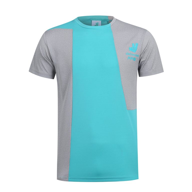 Uniforme de reparto personalizado azul claro y gris con logotipo bordado, confeccionado en tejido transpirable para profesionales del vestuario laboral. Perfecto para empleados de logística y mensajería.