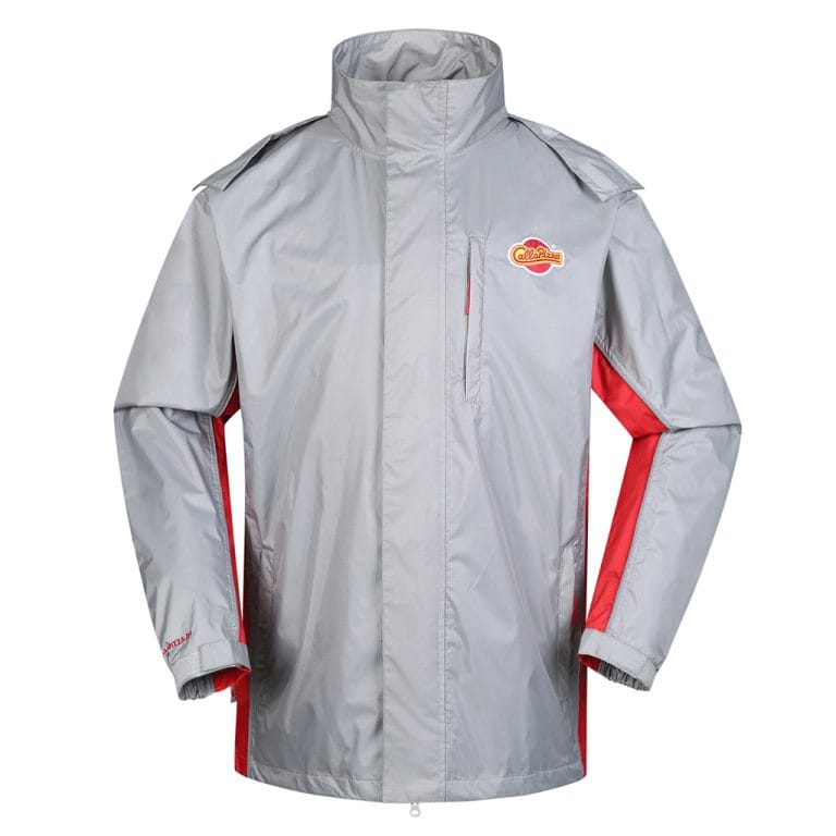 Chaqueta de chef personalizada en plata brillante y rojo con logotipo bordado, diseñada para el personal de restaurantes, con tejido resistente y bolsillos funcionales para uniformes de cocina profesionales.
