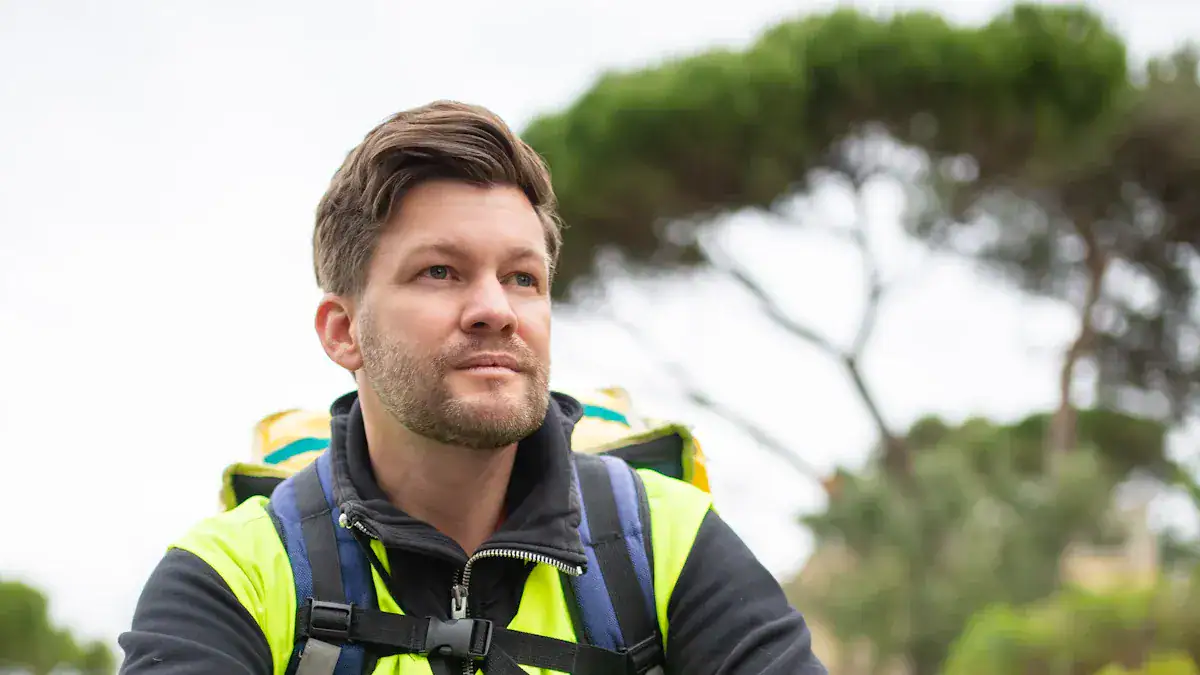 Высококачественная уличная спецодежда для строительства и безопасности, со светоотражающими элементами и прочными тканями, предназначенная для профессионалов в различных отраслях.