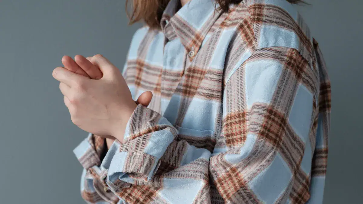 Comfortable plaid shirt with rolled-up sleeves, suitable for casual wear; made from high-quality fabric by a leading Chinese custom clothing manufacturer.