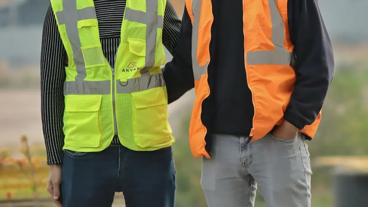 How to Choose the Right Custom Work Jackets with Logo for Your Team